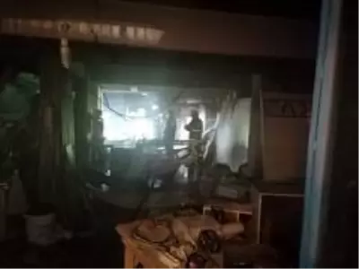 Kocaeli'de mobilya atölyesi yandı binada mahsur kalanları itfaiye kurtardı Kocaeli'de mobilya atölyesi yandı binada mahsur kalanları itfaiye kurtardı