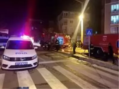 Kocaeli'de mobilya atölyesi yandı binada mahsur kalanları itfaiye kurtardı Kocaeli'de mobilya atölyesi yandı binada mahsur kalanları itfaiye kurtardı