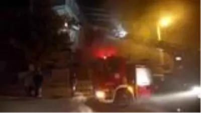 Son dakika haberi! Kocaeli'de mobilya atölyesinde çıkan yangında mahsur kalan kadın kurtarıldı Son dakika haberi! Kocaeli'de mobilya atölyesinde çıkan yangında mahsur kalan kadın kurtarıldı