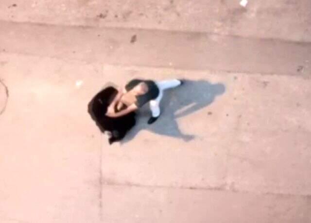 Kocasını başka bir kadının evinde yakalayan eş, mahalleyi ayağa kaldırdı Kocasını başka bir kadının evinde yakalayan eş, mahalleyi ayağa kaldırdı