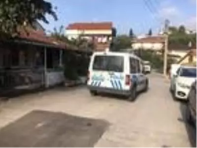 Köpeği ezip yoluna devam eden cip sürücüsüne mahalleliden tepki Köpeği ezip yoluna devam eden cip sürücüsüne mahalleliden tepki