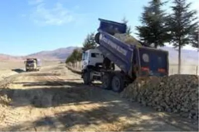 Korkuteli Karabayır grup yolunda stabilize yol çalışması Korkuteli Karabayır grup yolunda stabilize yol çalışması