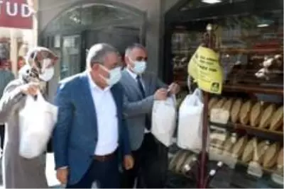 MHP Kırşehir Teşkilatı, 'Askıda ekmek' kampanyasına destek sundu MHP Kırşehir Teşkilatı, 'Askıda ekmek' kampanyasına destek sundu