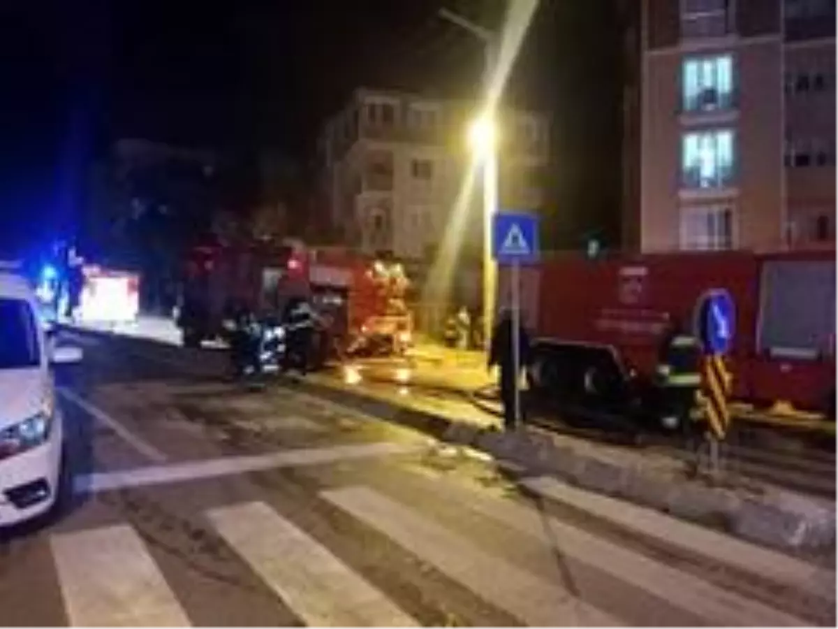 Mobilya atölyesi yandı binada mahsur kalanları itfaiye kurtardı