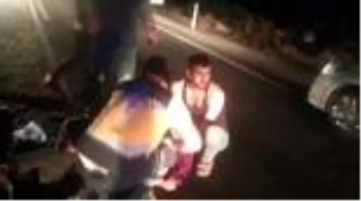 Motosiklet park halindeki traktöre çarptı: 2 yaralı