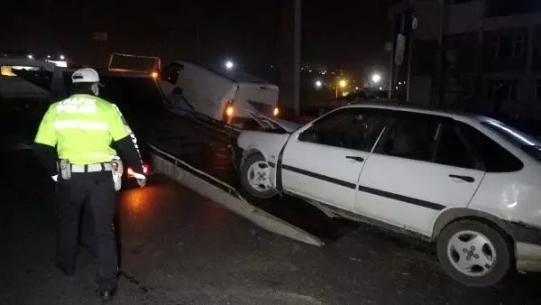 Otomobil, şerit değiştiren hafif ticari araca çarptı: 2 yaralı