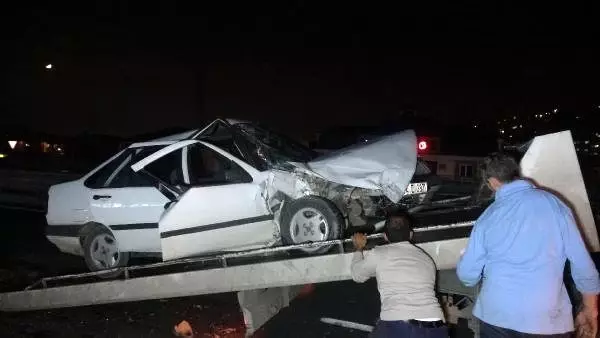 Otomobil, şerit değiştiren hafif ticari araca çarptı: 2 yaralı