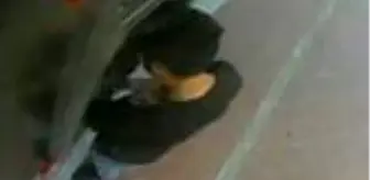 Bursa: Otomobilde uyuyan kişinin banka kartlarını çaldı, ATM'den para çektiği an kamerada Bursa: Otomobilde uyuyan kişinin banka kartlarını çaldı, ATM'den para çektiği an kamerada
