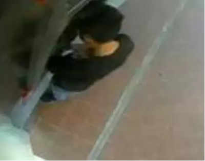 Otomobilde uyuyan kişinin banka kartlarını çaldı, ATM'den para çektiği an kamerada Otomobilde uyuyan kişinin banka kartlarını çaldı, ATM'den para çektiği an kamerada