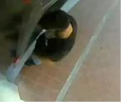 Otomobilde uyuyan kişinin banka kartlarını çaldı, ATM'den para çektiği an kamerada Otomobilde uyuyan kişinin banka kartlarını çaldı, ATM'den para çektiği an kamerada