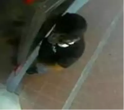 Otomobilde uyuyan kişinin banka kartlarını çaldı, ATM'den para çektiği an kamerada Otomobilde uyuyan kişinin banka kartlarını çaldı, ATM'den para çektiği an kamerada