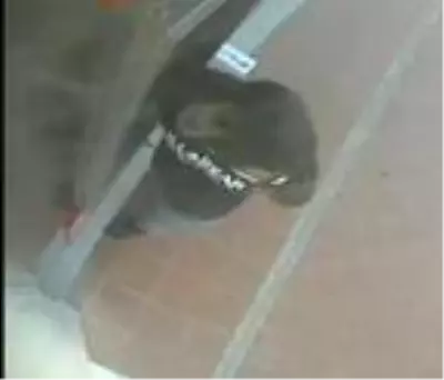 Otomobilde uyuyan kişinin banka kartlarını çaldı, ATM'den para çektiği an kamerada Otomobilde uyuyan kişinin banka kartlarını çaldı, ATM'den para çektiği an kamerada