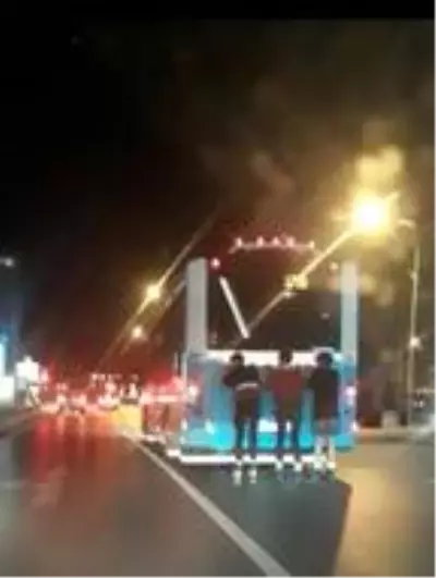 Patenli gençler otobüsün arkasına tutunarak ilerledi Patenli gençler otobüsün arkasına tutunarak ilerledi