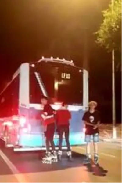 Patenli gençler otobüsün arkasına tutunarak ilerledi Patenli gençler otobüsün arkasına tutunarak ilerledi