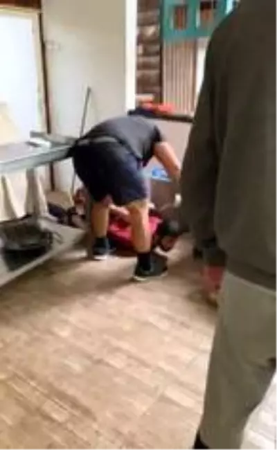 Rus Otel sahibi ek süre isteyen kiracısını, turistlerin gözü önünde darp etti iddiası Rus Otel sahibi ek süre isteyen kiracısını, turistlerin gözü önünde darp etti iddiası