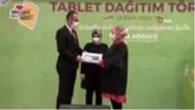 Sancaktepe'de ihtiyaç sahibi öğrencilere tablet hediye edildi Sancaktepe'de ihtiyaç sahibi öğrencilere tablet hediye edildi