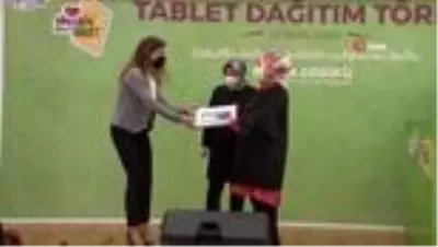 Sancaktepe'de ihtiyaç sahibi öğrencilere tablet hediye edildi Sancaktepe'de ihtiyaç sahibi öğrencilere tablet hediye edildi