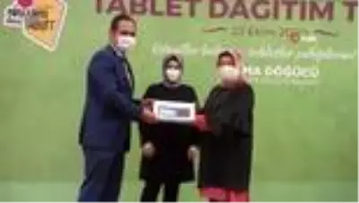 Sancaktepe'de ihtiyaç sahibi öğrencilere tablet hediye edildi Sancaktepe'de ihtiyaç sahibi öğrencilere tablet hediye edildi