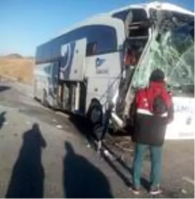 Sivas'ta yolcu otobüsü TIR'a arkadan çarptı: 6 yaralı Sivas'ta yolcu otobüsü TIR'a arkadan çarptı: 6 yaralı
