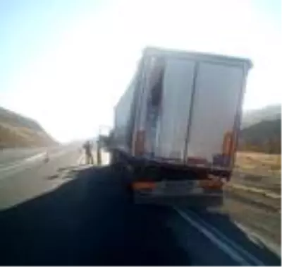 Sivas'ta yolcu otobüsü TIR'a arkadan çarptı: 6 yaralı Sivas'ta yolcu otobüsü TIR'a arkadan çarptı: 6 yaralı