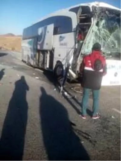 Tırla otobüs çarpıştı 6 yaralı Tırla otobüs çarpıştı 6 yaralı