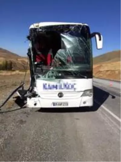 Tırla otobüs çarpıştı 6 yaralı Tırla otobüs çarpıştı 6 yaralı