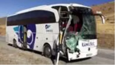 Tırla otobüs çarpıştı 6 yaralı Tırla otobüs çarpıştı 6 yaralı
