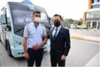 Tuzla'da yaşlılara yol veren dolmuş şoförüne belediye başkanından teşekkür Tuzla'da yaşlılara yol veren dolmuş şoförüne belediye başkanından teşekkür