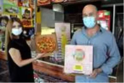 İki kardeşin ürettiği kilitli pizza kutusuna salgında yoğun ilgi: 70 il ve 5 ülkeye satıyorlar İki kardeşin ürettiği kilitli pizza kutusuna salgında yoğun ilgi: 70 il ve 5 ülkeye satıyorlar