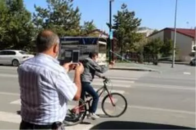 Uyarıları hiçe sayan meraklı vatandaştan ilginç tepki: 'Niye izliyorsun?' Uyarıları hiçe sayan meraklı vatandaştan ilginç tepki: 'Niye izliyorsun?'