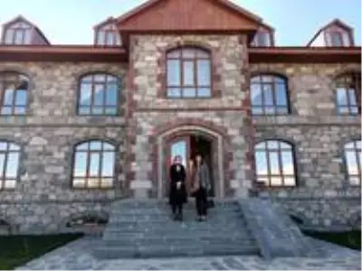 Vali Öner'in eşinden Şehit Ailelerine ziyaret Vali Öner'in eşinden Şehit Ailelerine ziyaret