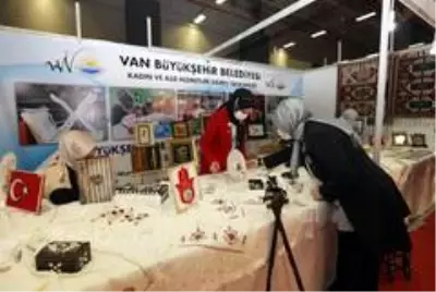 Van Büyükşehir Belediyesi stantlarına büyük ilgi Van Büyükşehir Belediyesi stantlarına büyük ilgi