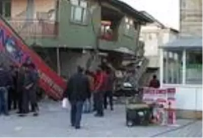 Van depreminde 9 yakınını kaybetti; '3 bin 285 gün oldu, acıda eksilen bir şey yok' Van depreminde 9 yakınını kaybetti; '3 bin 285 gün oldu, acıda eksilen bir şey yok'