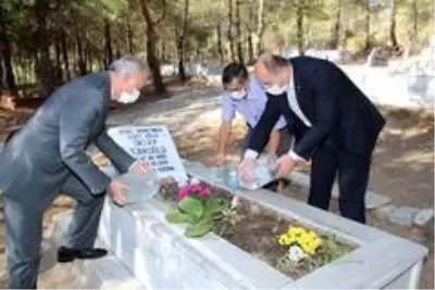 Son dakika haberleri | Van depreminde ölen öğretmen mezarı başında anıldı Son dakika haberleri | Van depreminde ölen öğretmen mezarı başında anıldı