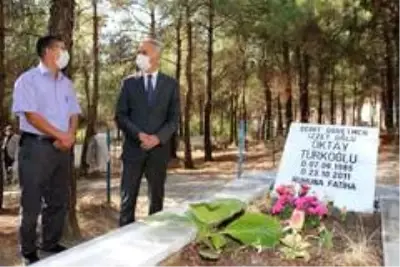 Son dakika haberleri | Van depreminde ölen öğretmen mezarı başında anıldı Son dakika haberleri | Van depreminde ölen öğretmen mezarı başında anıldı