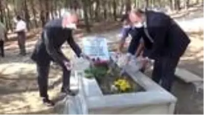 Van depreminde yaşamını yitiren öğretmen Oktay Türkoğlu mezarı başında anıldı Van depreminde yaşamını yitiren öğretmen Oktay Türkoğlu mezarı başında anıldı