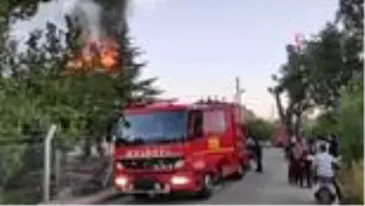 Yanan evlerine çaresizce baktılar Yanan evlerine çaresizce baktılar