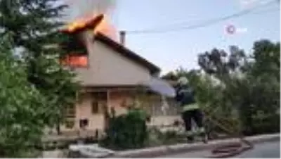 Yanan evlerine çaresizce baktılar Yanan evlerine çaresizce baktılar