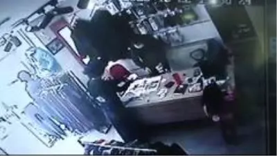 Yanında çocukla dükkana giren kadın, esnafın 100 TL'sini böyle çaldı Yanında çocukla dükkana giren kadın, esnafın 100 TL'sini böyle çaldı