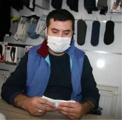 Yanında çocukla dükkana giren kadın, esnafın 100 TL'sini böyle çaldı Yanında çocukla dükkana giren kadın, esnafın 100 TL'sini böyle çaldı