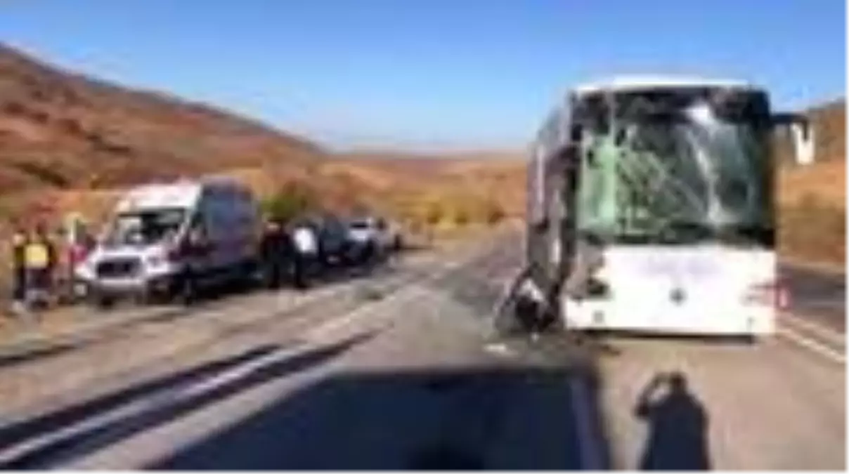 Yolcu otobüsü tırla çarpıştı: 6 yaralı - SİVAS