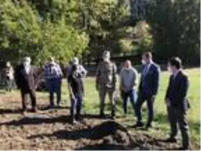 80 yaşındaki çift projede öncü oldu, bahçelerine 100 ceviz fidanı dikildi 80 yaşındaki çift projede öncü oldu, bahçelerine 100 ceviz fidanı dikildi