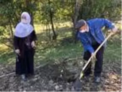 80 yaşındaki çift projede öncü oldu, bahçelerine 100 ceviz fidanı dikildi 80 yaşındaki çift projede öncü oldu, bahçelerine 100 ceviz fidanı dikildi