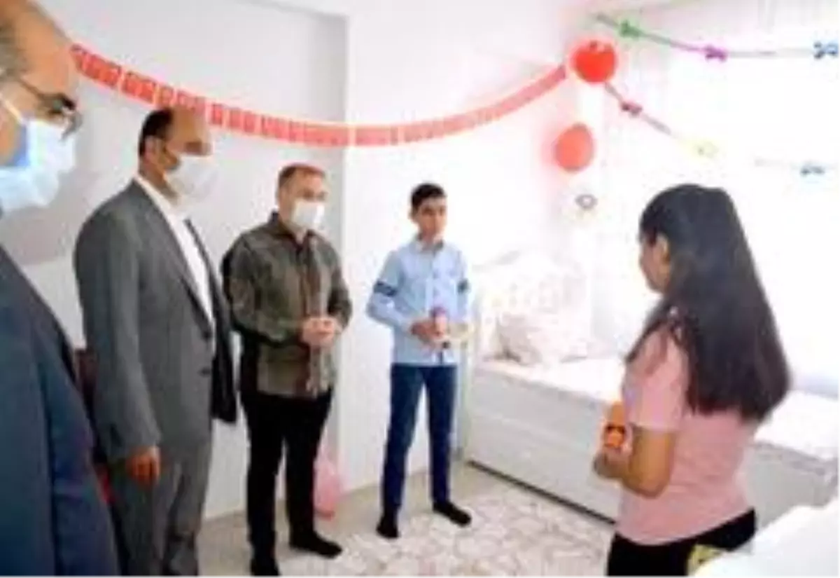 9 yetim çocuğa oda takımı ve bilgisayar hediyesi