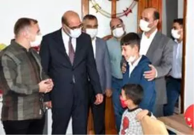 9 yetim çocuğa oda takımı ve bilgisayar hediyesi 9 yetim çocuğa oda takımı ve bilgisayar hediyesi