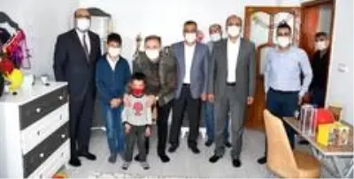 9 yetim çocuğa oda takımı ve bilgisayar hediyesi 9 yetim çocuğa oda takımı ve bilgisayar hediyesi