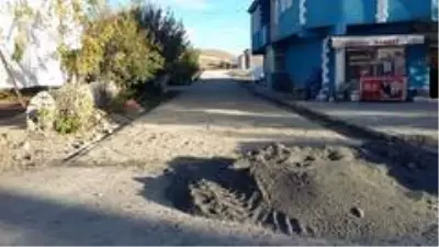 Akyaka'da mahalle araları yollar yapılıyor Akyaka'da mahalle araları yollar yapılıyor
