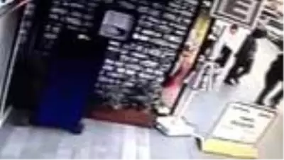 Son dakika haber... Alacak verecek kavgasında kan aktı...Panik anları kamerada Son dakika haber... Alacak verecek kavgasında kan aktı...Panik anları kamerada