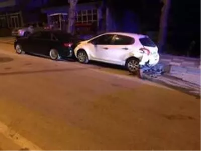 Alkollü sürücü park halindeki otomobile çarptı: 1 yaralı Alkollü sürücü park halindeki otomobile çarptı: 1 yaralı