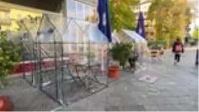 Almanya'daki bir kafede Kovid-19'a karşı saydam çadırlı önlem Almanya'daki bir kafede Kovid-19'a karşı saydam çadırlı önlem